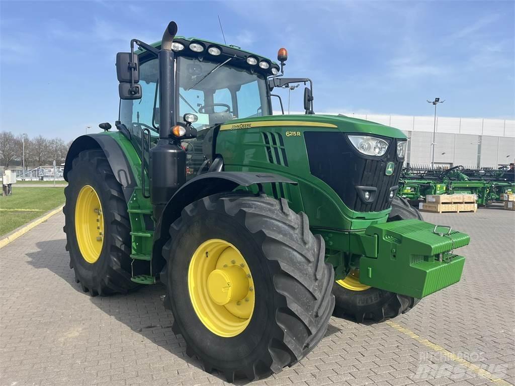 John Deere 6215R Traktory