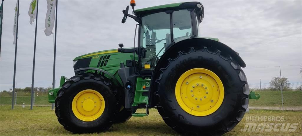 John Deere 6215R Traktory