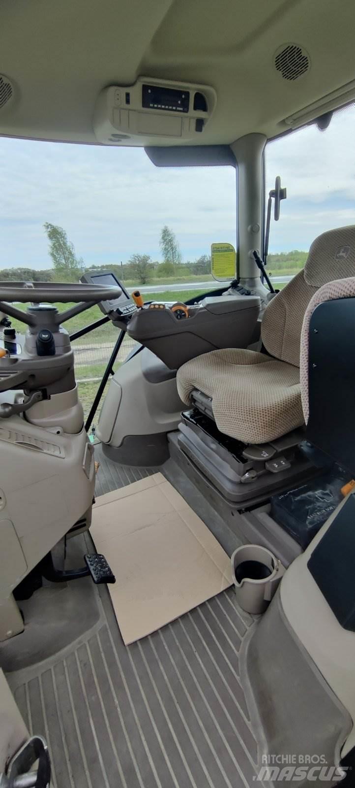 John Deere 6215R Traktory