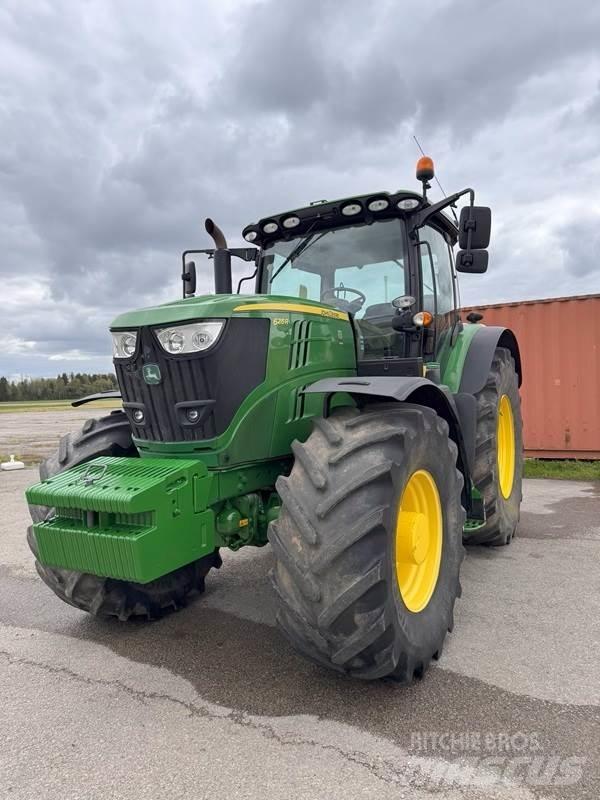 John Deere 6215R Traktory