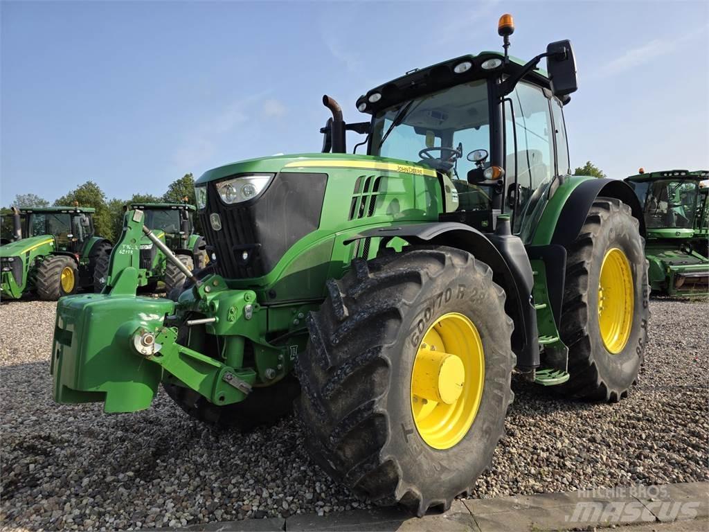 John Deere 6215R Traktory