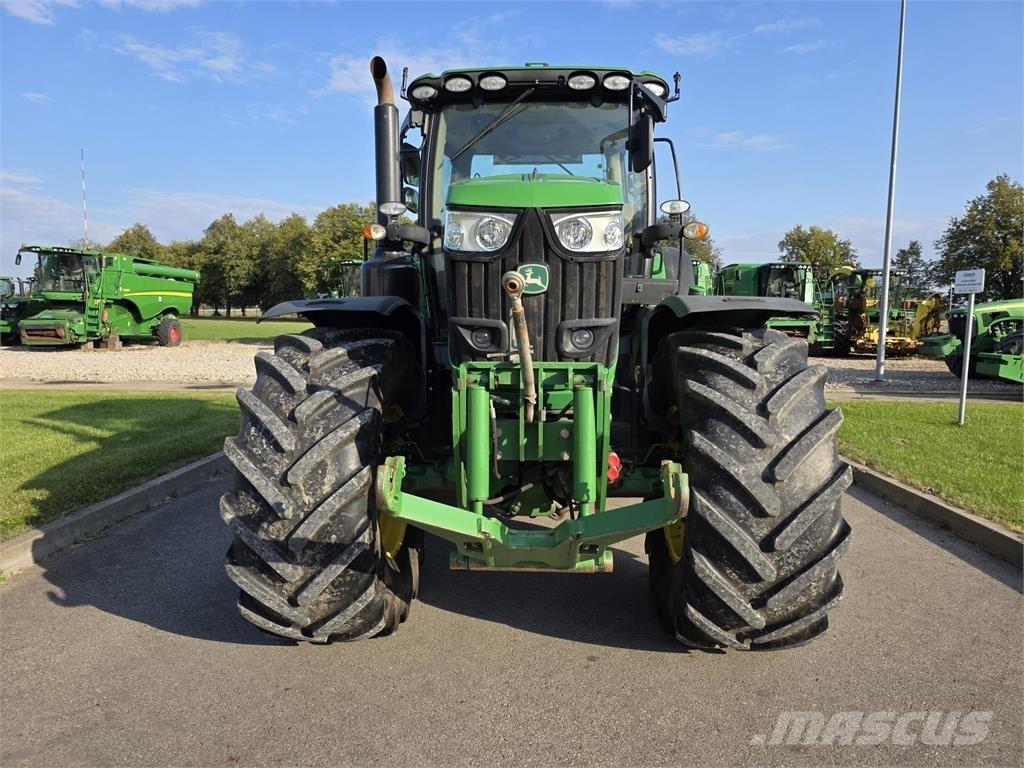 John Deere 6215R Traktory