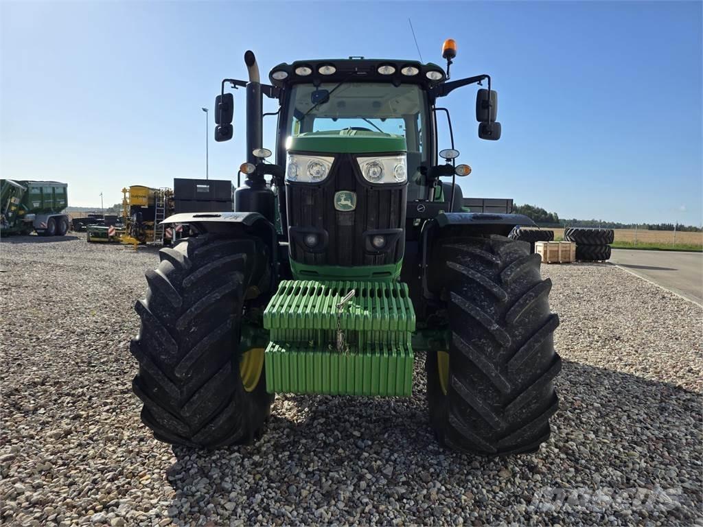 John Deere 6215R Traktory