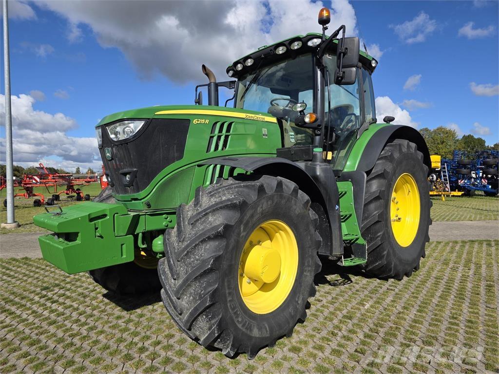 John Deere 6215R Traktory