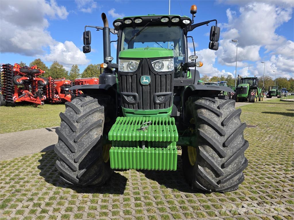 John Deere 6215R Traktory