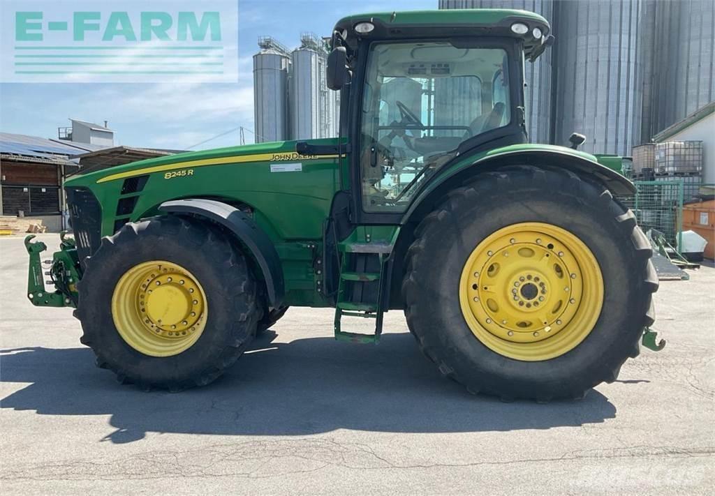 John Deere 8245R Traktory