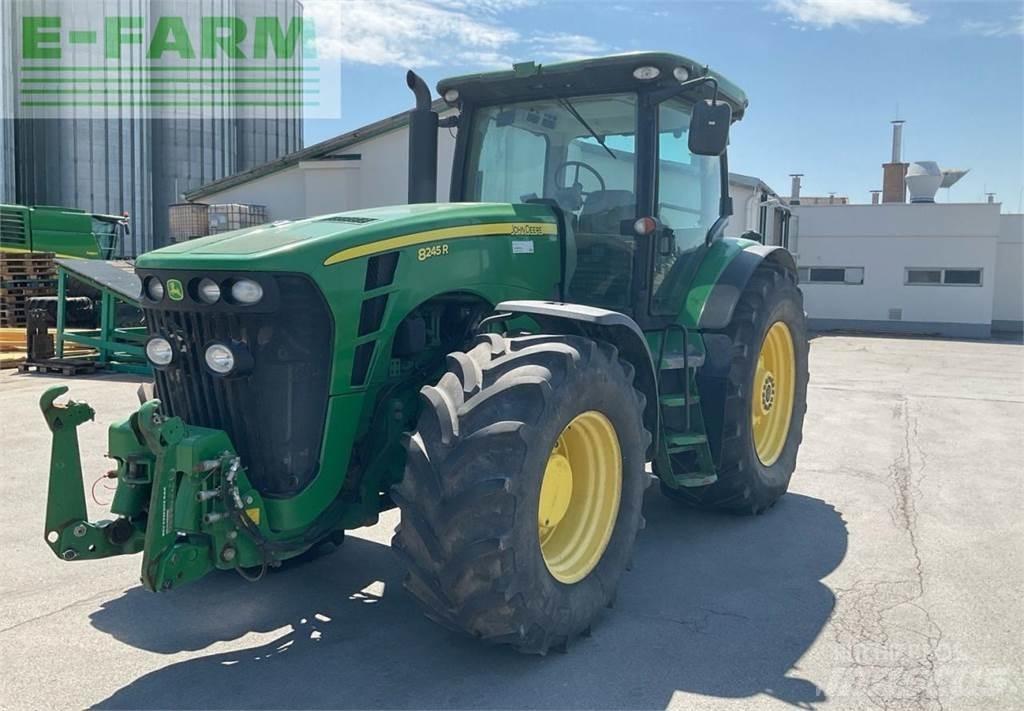 John Deere 8245R Traktory