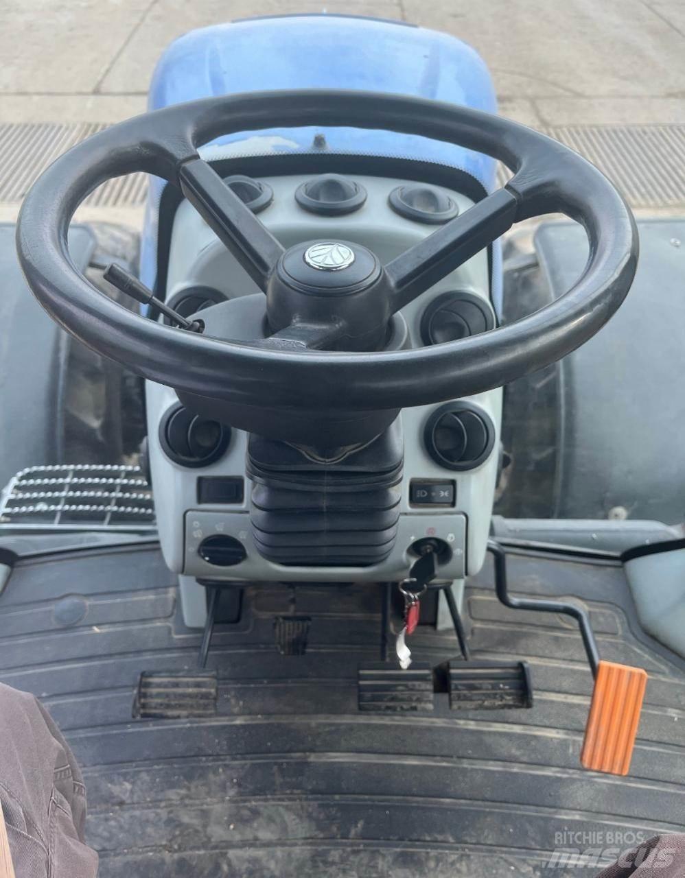 New Holland T8040 Traktory