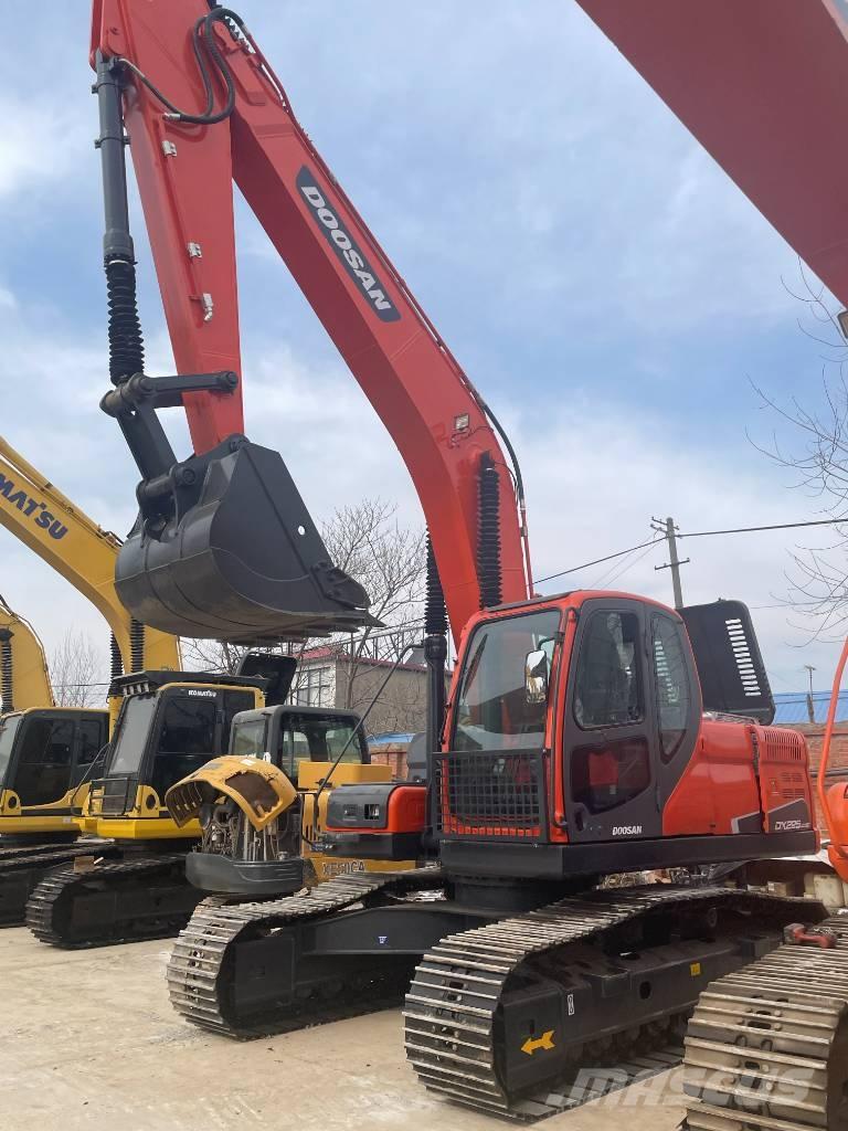 Doosan DX 225 Pásové rýpadlá