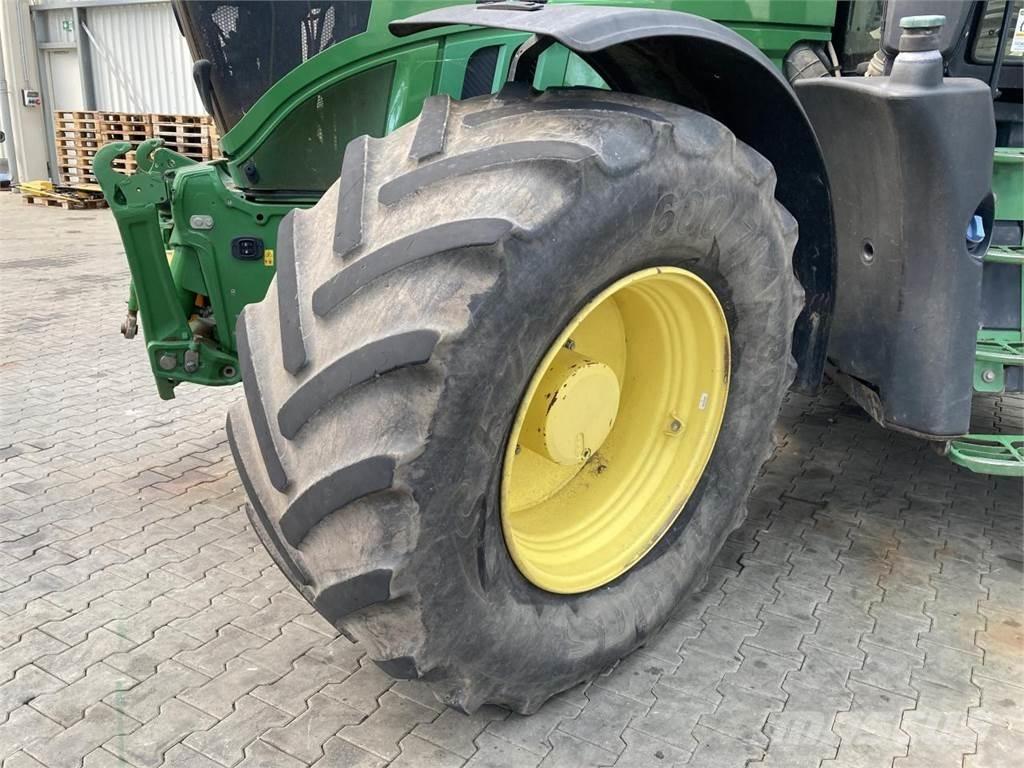 John Deere 6230R Traktory