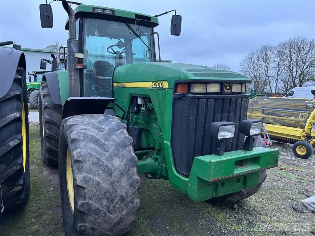 John Deere 8200 Traktory