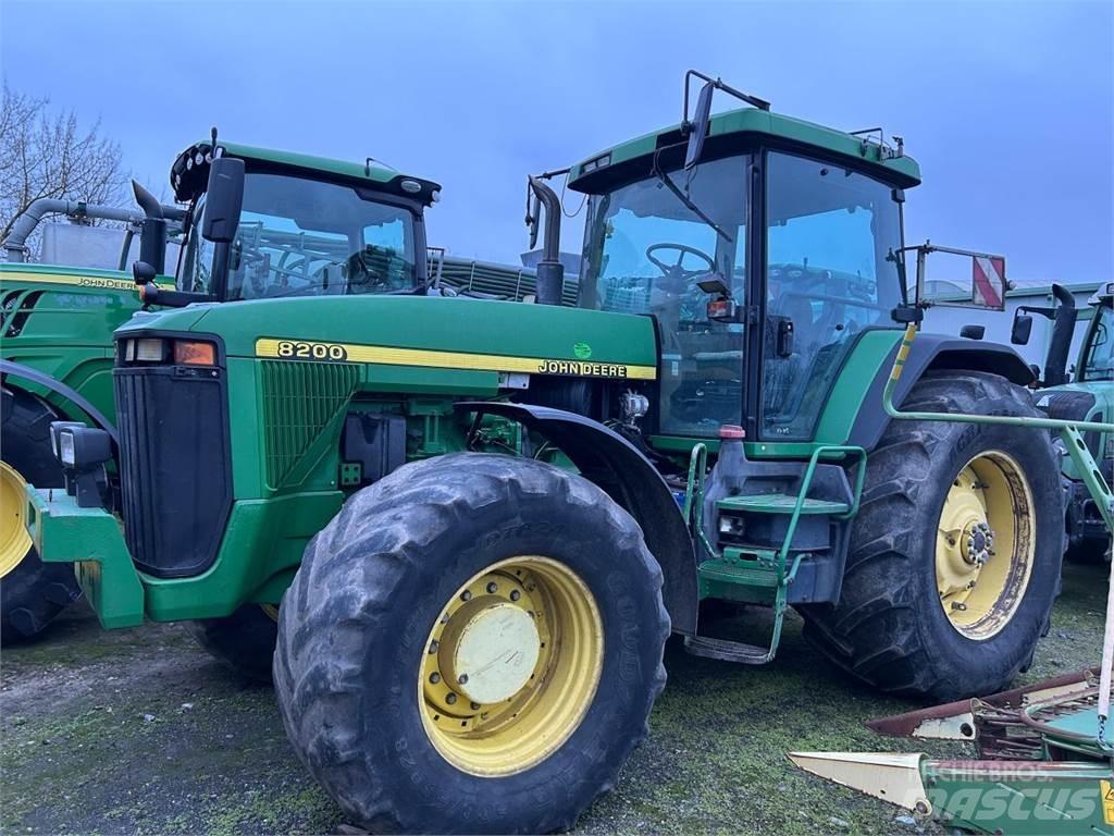 John Deere 8200 Traktory