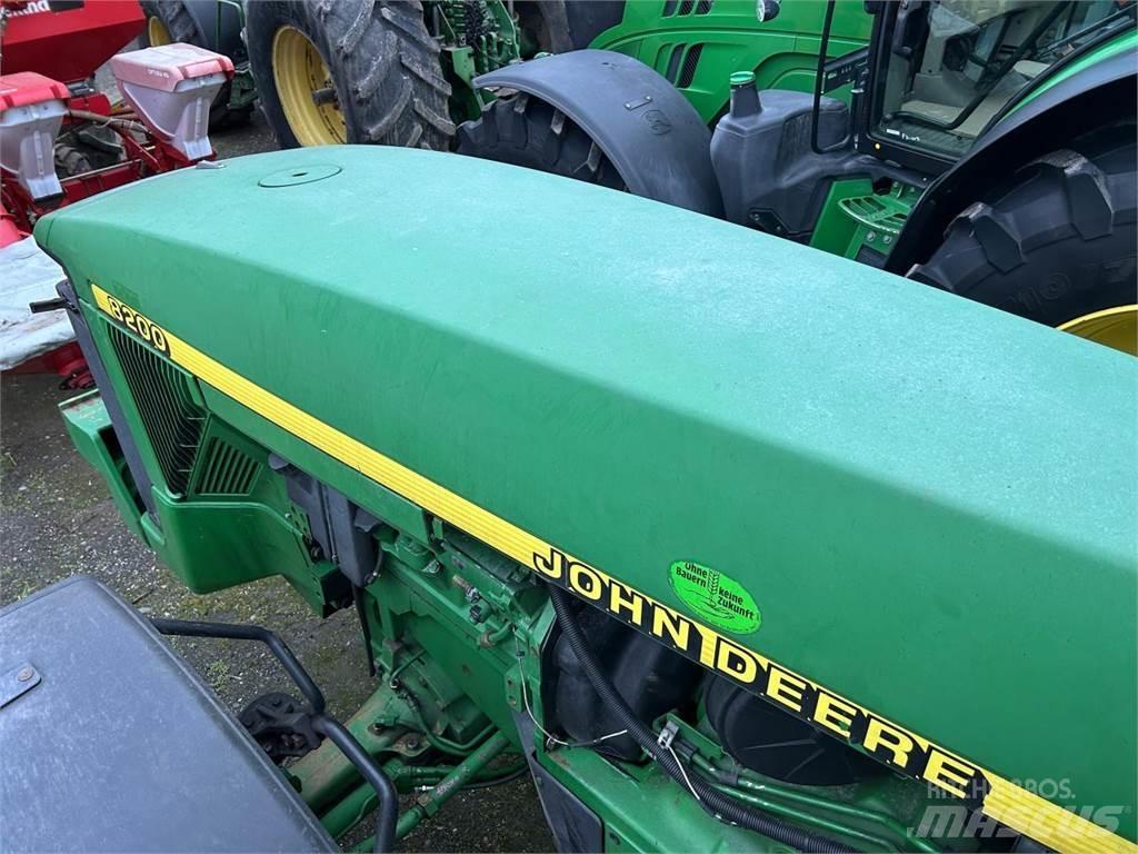 John Deere 8200 Traktory