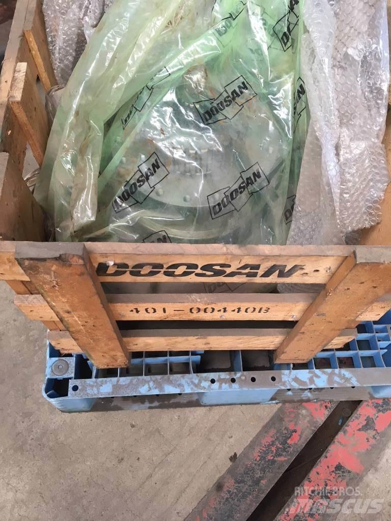 Doosan DX 300 Pásové rýpadlá