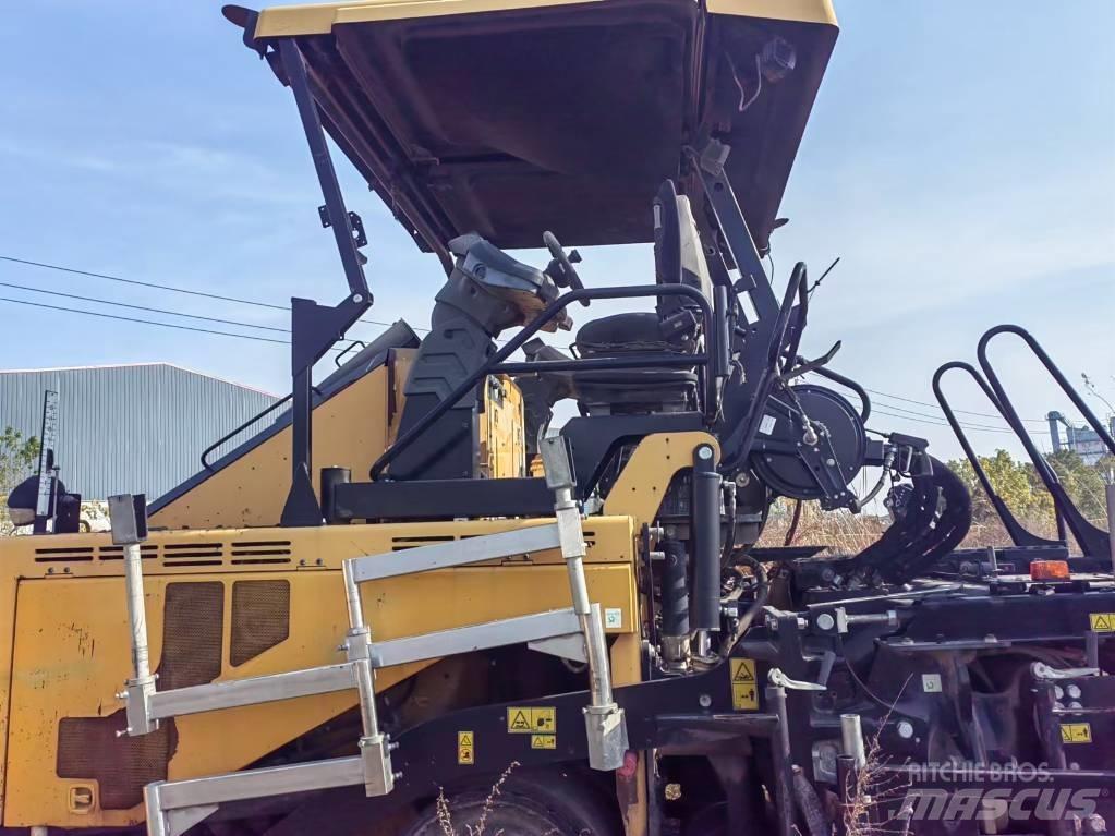 CAT AP655F Finišéry