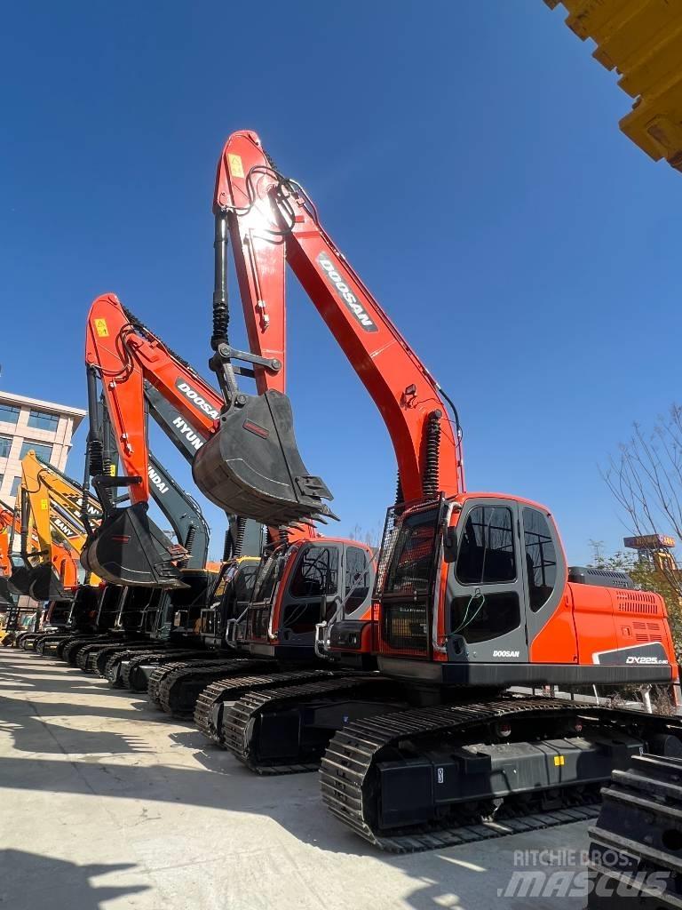 Doosan DX 225 Pásové rýpadlá