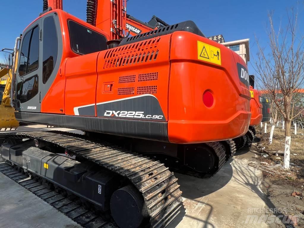 Doosan DX 225 Pásové rýpadlá