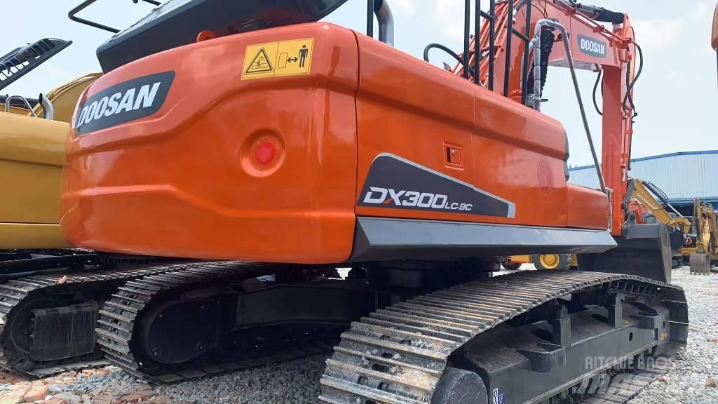 Doosan DX 300 Pásové rýpadlá