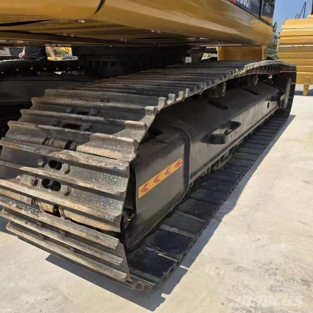 CAT 323 D L Pásové rýpadlá