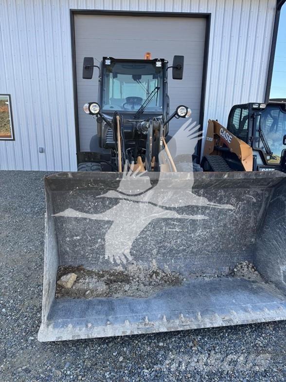 CASE 221F Kolesové nakladače