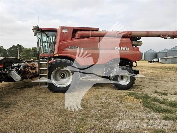 Case IH 8250 Kombinované zberacie stroje