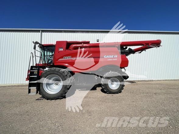 Case IH 8250 Kombinované zberacie stroje