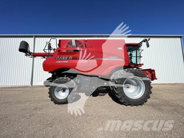 Case IH 8250 Kombinované zberacie stroje