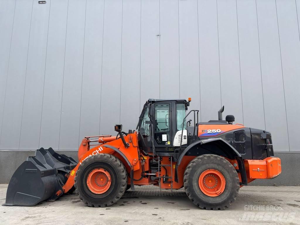 Hitachi ZW 250-6 Kolesové nakladače