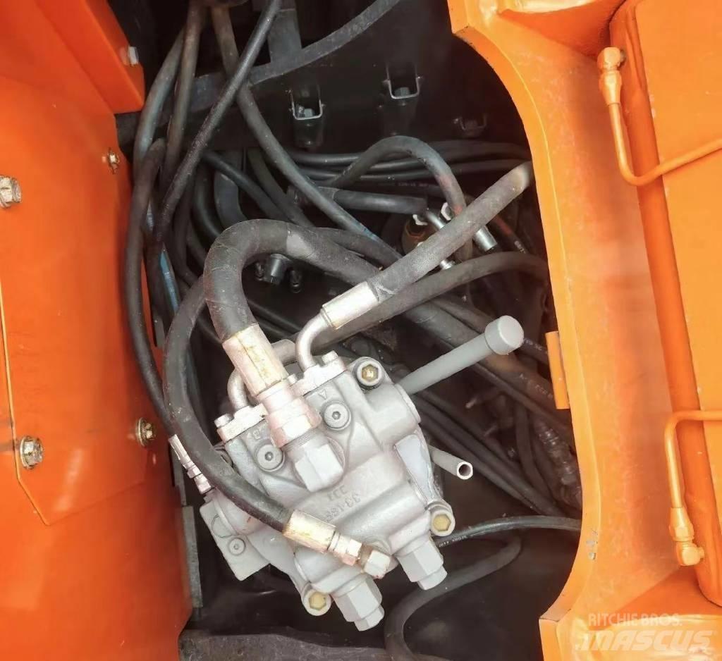 Hitachi 135US-6 Pásové rýpadlá