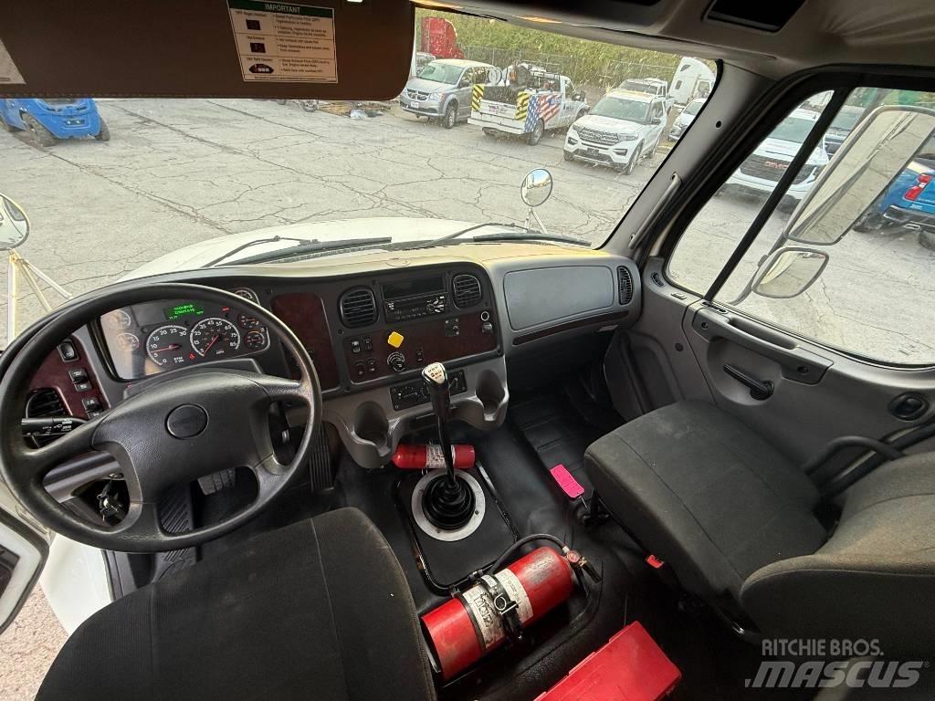 Freightliner M 106 Skriňová nadstavba