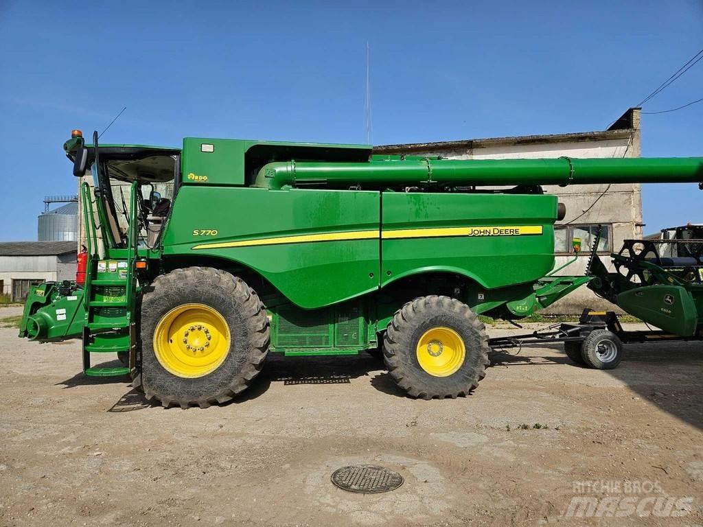 John Deere S770 Kombinované zberacie stroje