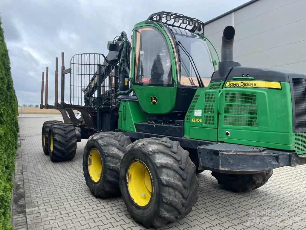 John Deere 1210 E Lesné traktory
