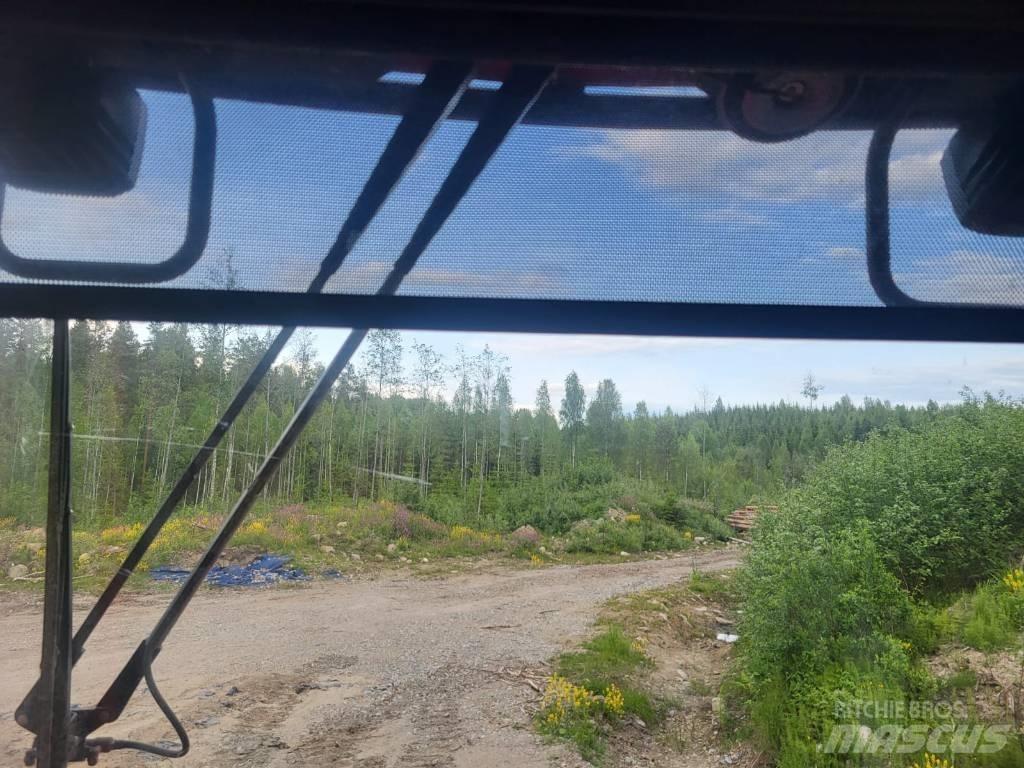 Komatsu 835 Lesné traktory