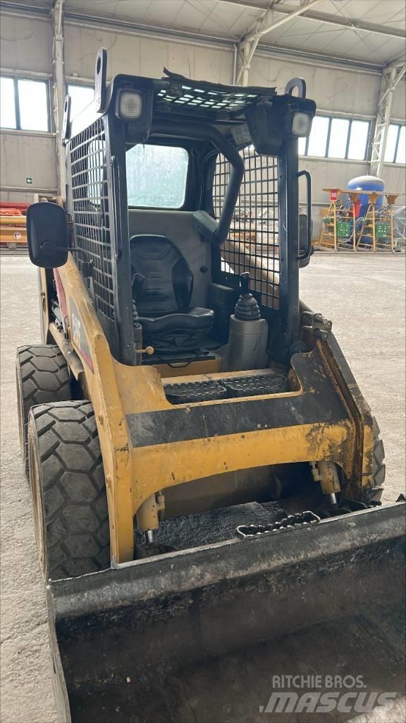 CAT 216 B Šmykom riadené nakladače