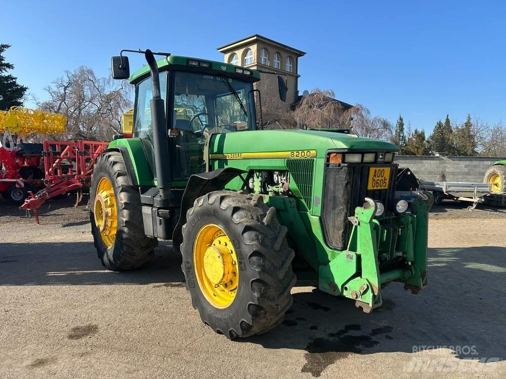 John Deere 8200 Traktory