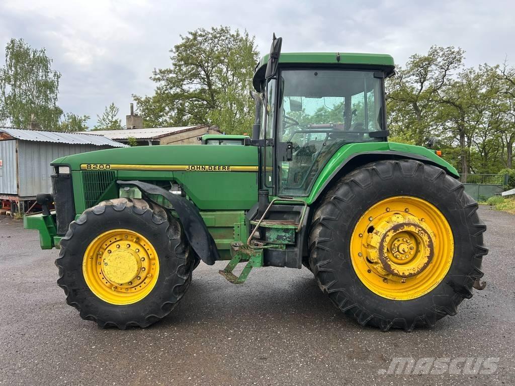 John Deere 8200 Traktory