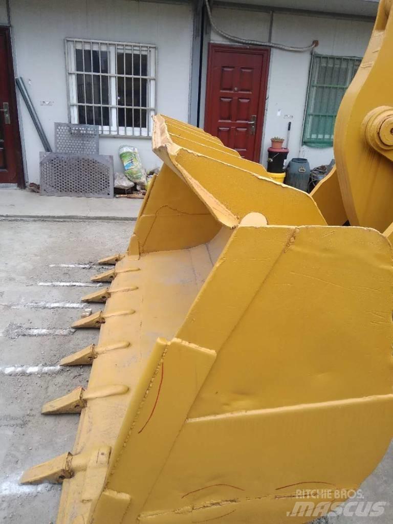 CAT 966F Kolesové nakladače