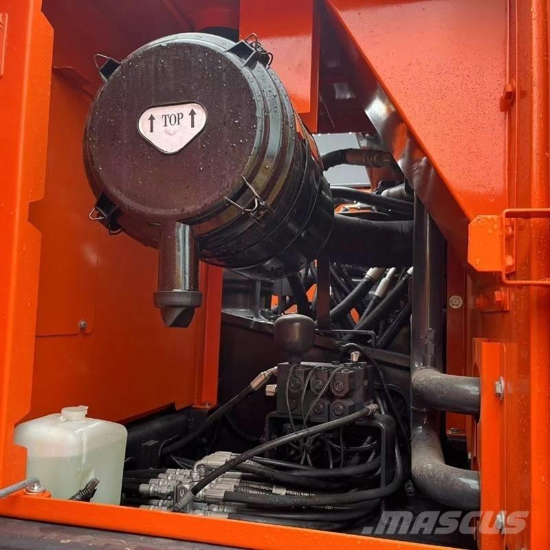 Doosan DX 225 Pásové rýpadlá