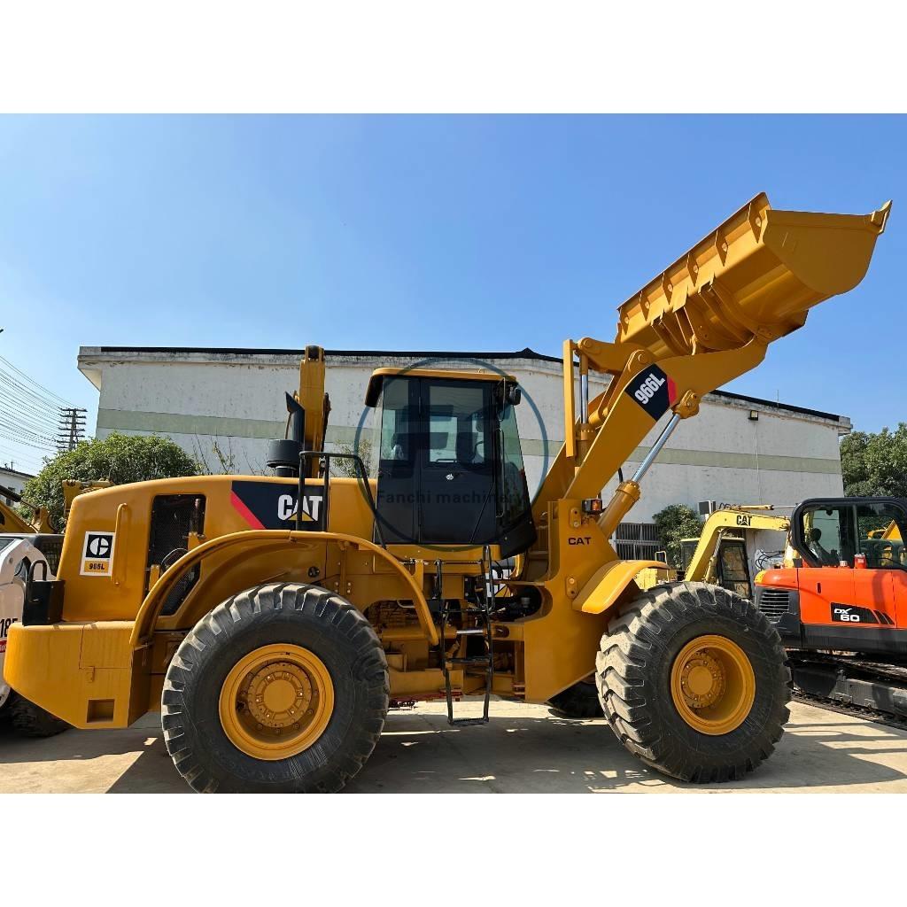 CAT 966 Kolesové nakladače