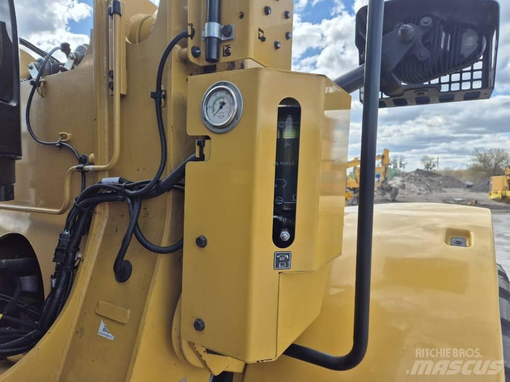 CAT 926M Kolesové nakladače