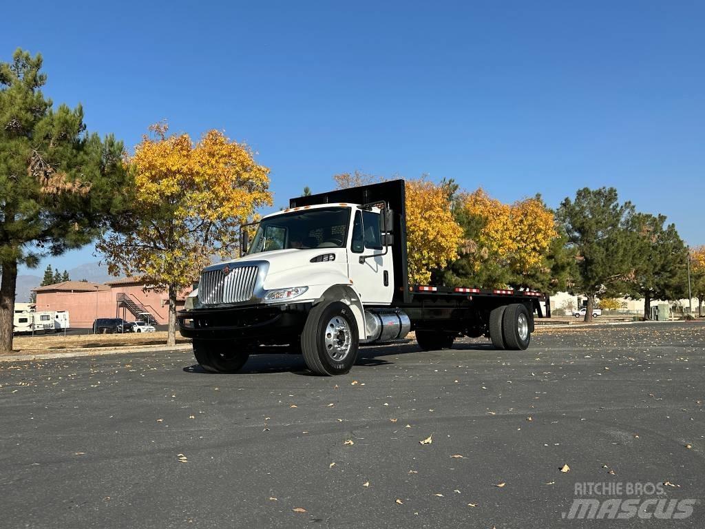 International 4300 Plošinové nákladné automobily/nákladné automobily so sklápacími bočnicami