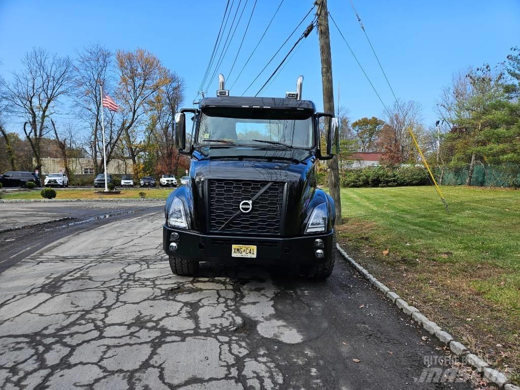 Volvo VNX 64 T300 Plošinové nákladné automobily/nákladné automobily so sklápacími bočnicami