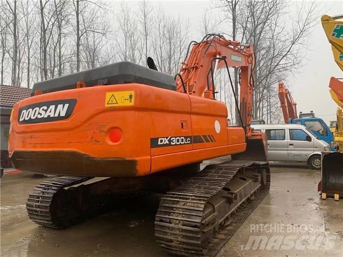 Doosan DX 300 Pásové rýpadlá