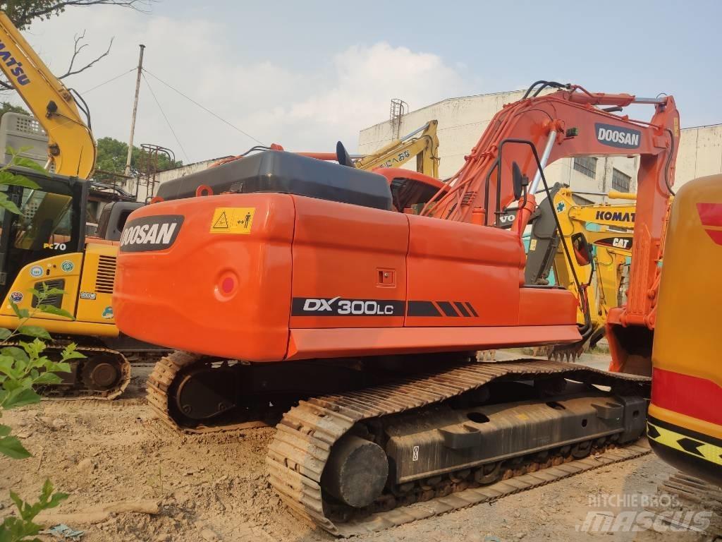 Doosan DX 300 Pásové rýpadlá