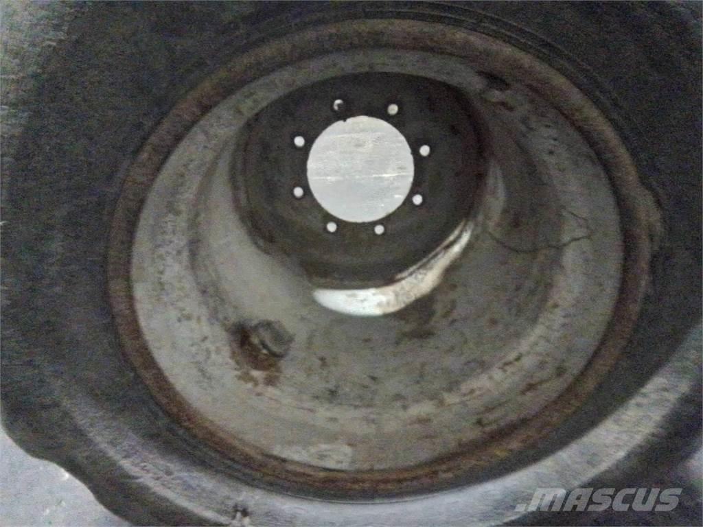 Valmet 820 24x22,5 Pneumatiky, kolesá a ráfiky