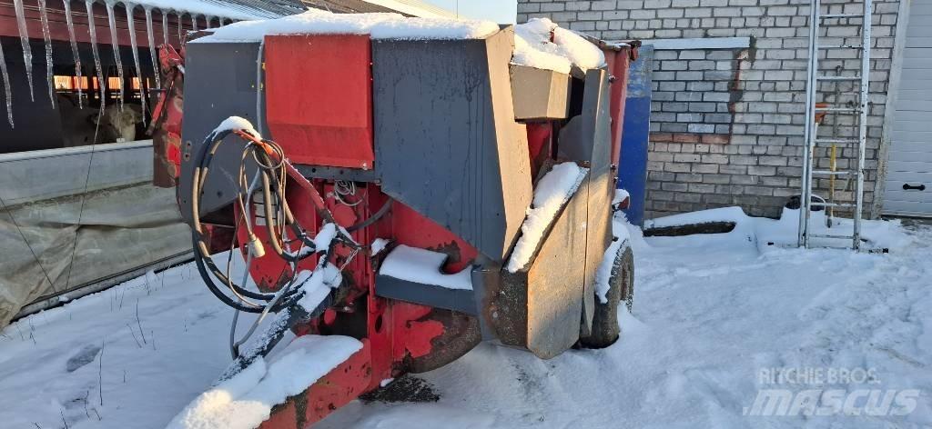 Kuhn Primor 3560 Drviče a rezače balíkov
