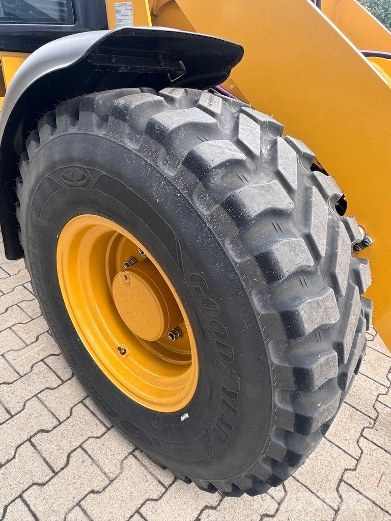 CAT 908 Kolesové nakladače