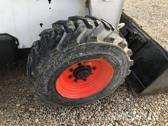 Bobcat S 300 Šmykom riadené nakladače