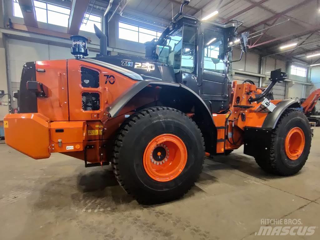Hitachi ZW220-7 Kolesové nakladače