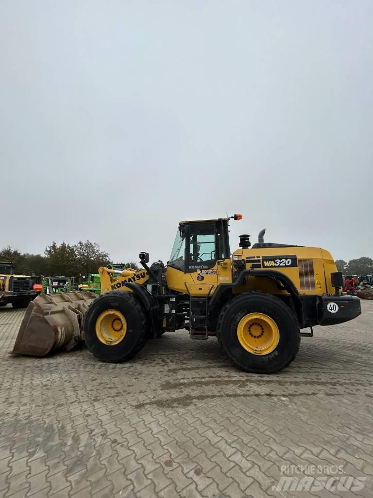 Komatsu WA 320 Kolesové nakladače